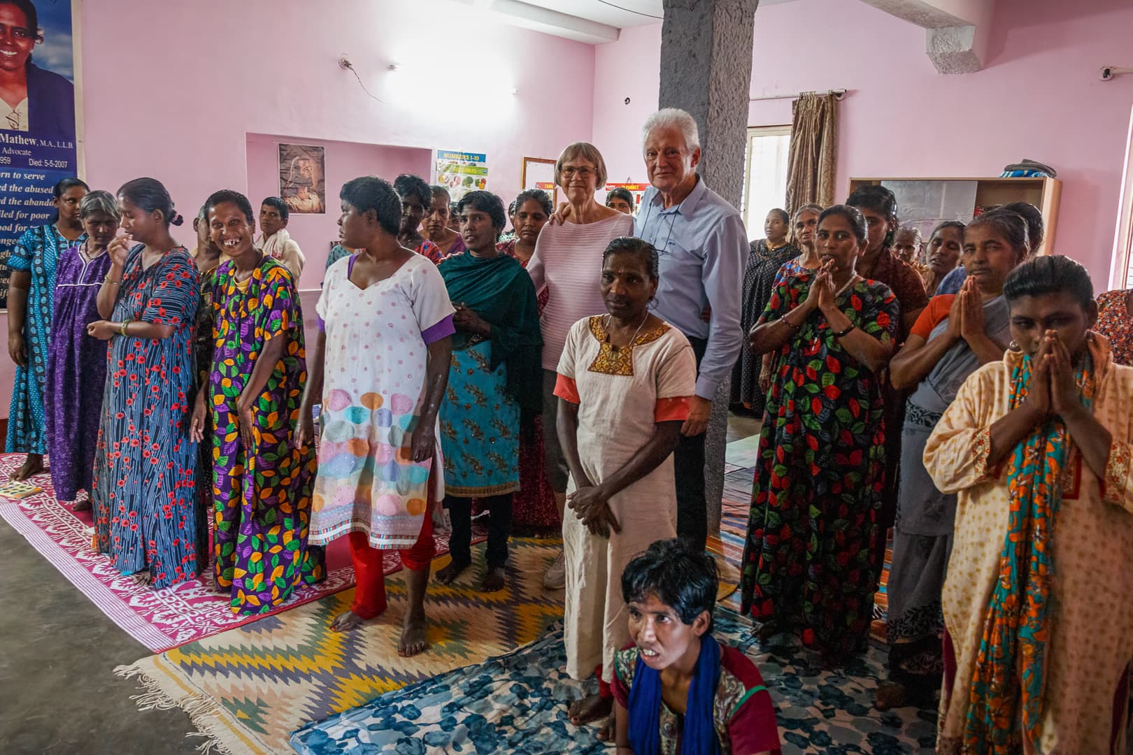 Sytze en Jelly bij de vrouwen van Abayashram