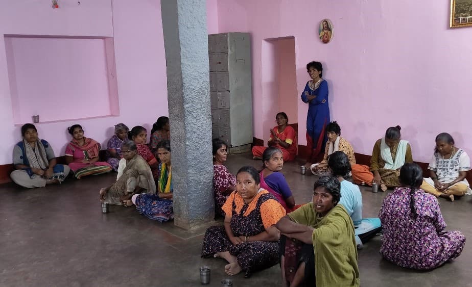 Vrouwen bij Abayashram